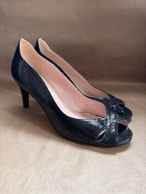 Stuart Weitzman Black Reptile Embossed Patent Leather Peeptoe Pumps. Size 8.5